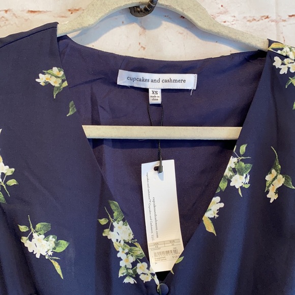 Cupcakes and Cashmere Dorene floral romper NWT XS - Picture 2 of 10